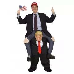Costum amuzant model pe umerii lui Donald Trump