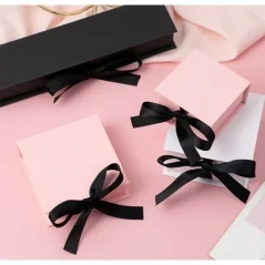 Cutie decorativă pentru bijuterii, inel sau cercei, 5 x 5 x 3,5 cm, cu fundă neagră, Gonga®