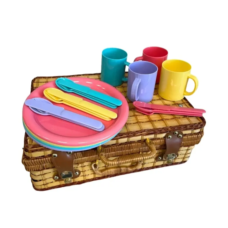 Coș picnic din răchită, cu farfurii, tacâmuri și căni pentru 4 persoane, Gonga®