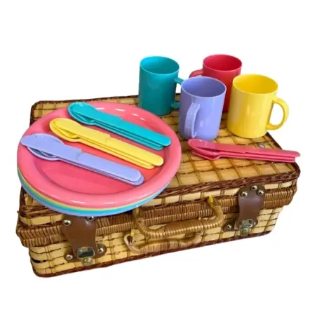 Coș picnic din răchită, cu farfurii, tacâmuri și căni pentru 4 persoane, Gonga®