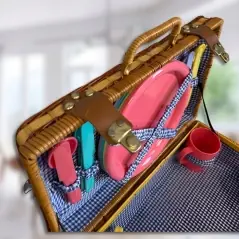 Coș picnic din răchită, cu farfurii, tacâmuri și căni pentru 4 persoane, Gonga®