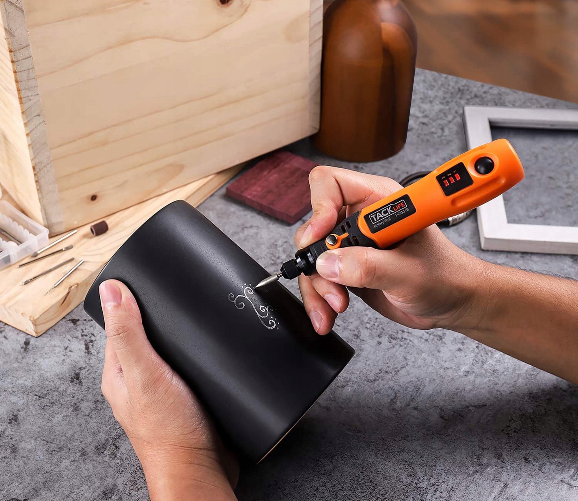 Mini polizor%20f%C4%83r%C4%83%20fir,%203 7V%20cu%20reglare%20vitez%C4%83%20%C8%99i%2031%20accesorii,%20Tacklife2